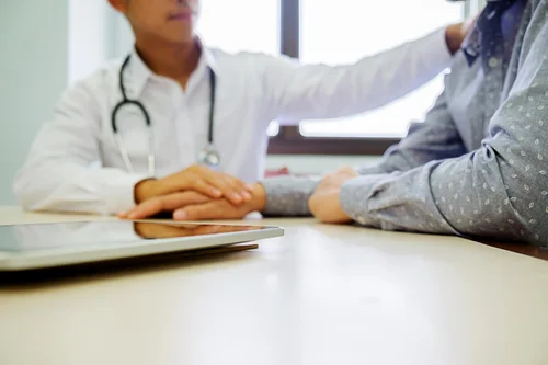 доктор разговаривает с пациентом перед лечением токсикомании